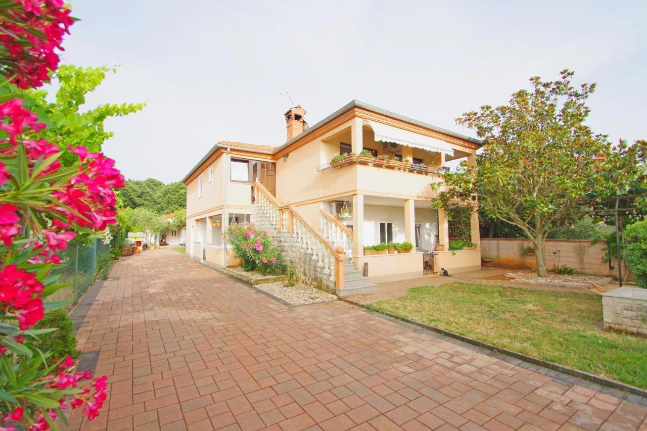Apartment Pineta in village Valbandon Buitenkant foto