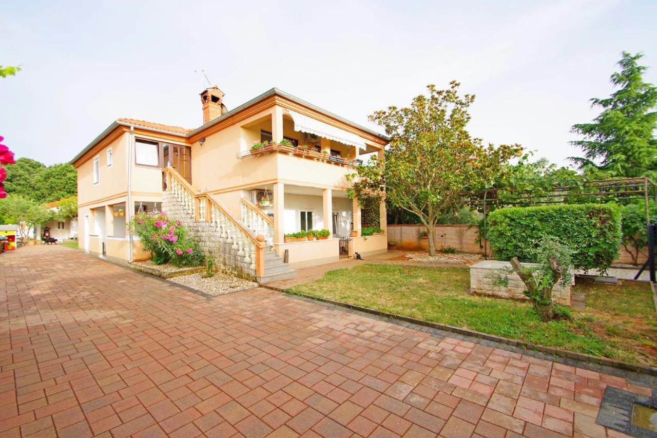 Apartment Pineta in village Valbandon Buitenkant foto