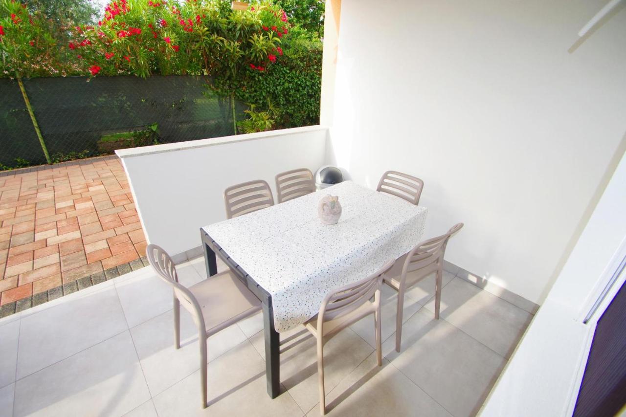 Apartment Pineta in village Valbandon Buitenkant foto